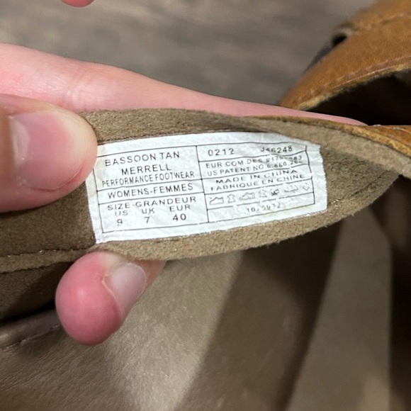 Women’s Merrell “Bassoon” brown/tan leather sandals with a cross strap design - Picture 6 of 6